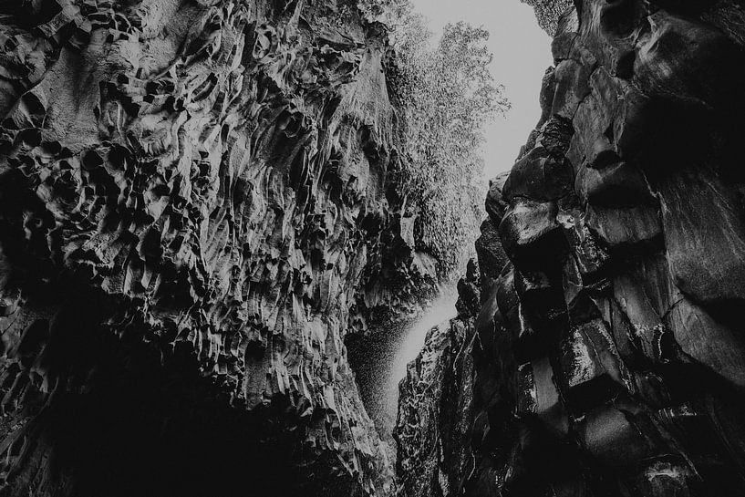 Lavagestein vom Ätna in der Alcantara-Schlucht, Sizilien Italien von Manon Visser