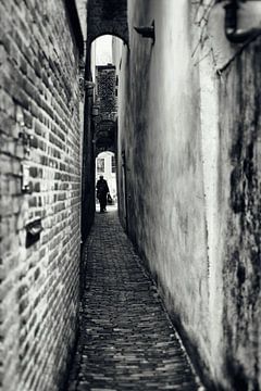 Straatfotografie in Utrecht. In de Zwaansteeg. van André Blom Fotografie Utrecht