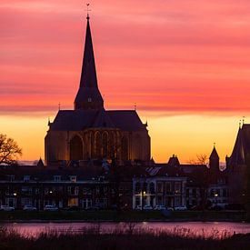 La Bovenkerk de Kampen dans la lumière du soir sur Evert Jan Kip