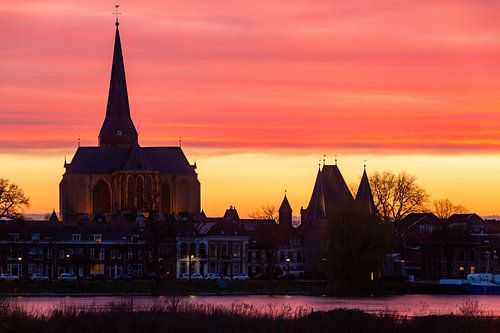 De Bovenkerk van Kampen in het avondlicht