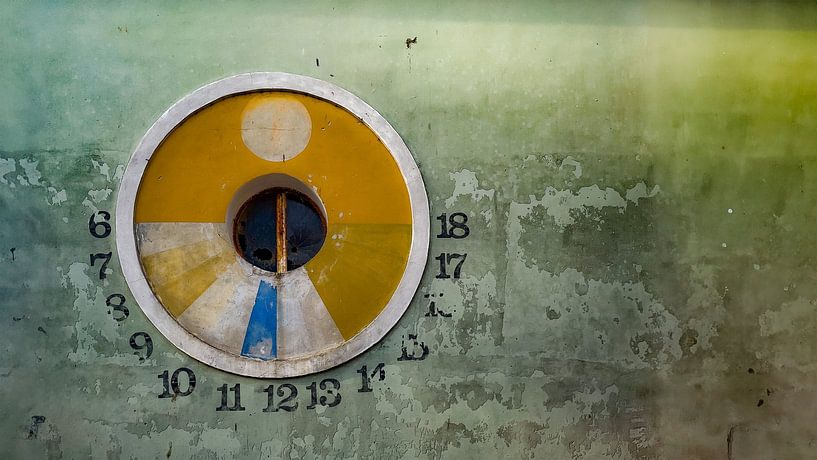 Sundial on old wall by Guus Quaedvlieg