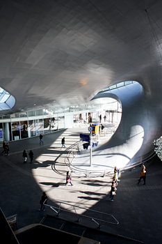 Le hall de la gare d'Arnhem vu de l'intérieur.