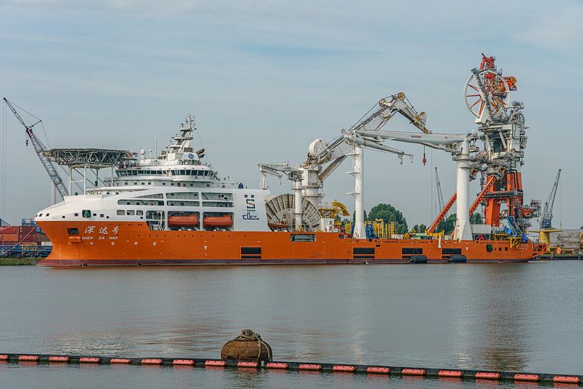Cable and pipe laying vessel the Shen Da Hao. by Jaap van den Berg