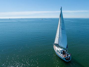 Sailing boat the Amare by Drocean