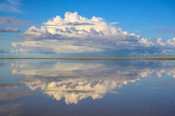 Gewitterwolke im Anflug auf die Insel Texel über der Nordsee von Sjoerd van der Wal Fotografie