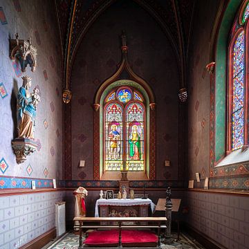 Verlassene Kapelle mit Bleiverglasung. von Roman Robroek