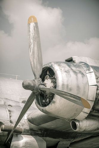 Ancien avion vintage proche du moteur propulseur