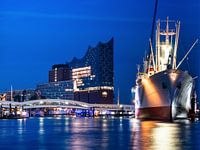 Hamburg Elbphilharmonie en Cap San Diego bij nacht