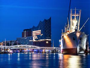 Hamburg Elbphilharmonie en Cap San Diego bij nacht van Holger Debek