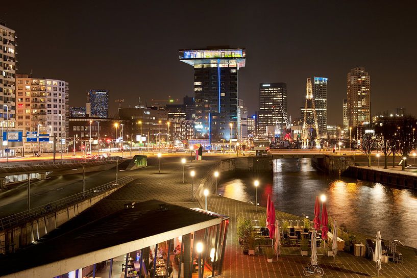 De skyline van Rotterdam in de avond van Rene du Chatenier