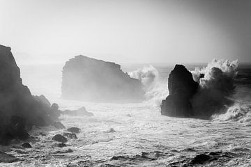 Schwarz-weiss Fotografie von hohen Wellen an der Westküste Portugals