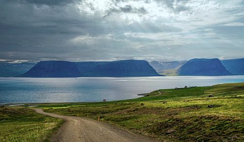 L'eau de la cascade qui coule dans le fjord d'Eagle, de l'Islande