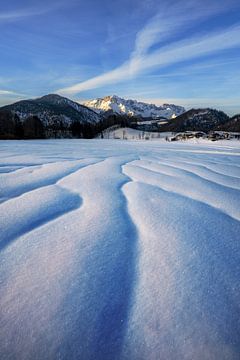 Diepe sneeuw bij zonsopgang in Berchtesgader Land van Daniel Pahmeier
