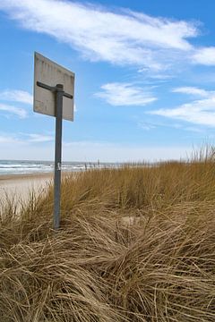 Strandovergang op Usedom met uitzicht op de Oostzee en bord van Martin Köbsch