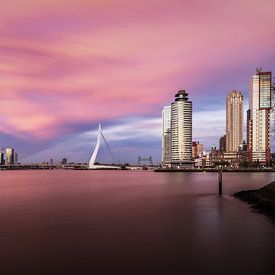 Rotterdam avec une ligne d'horizon rose sur Wouter Degen