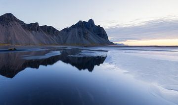 Vestrahorn Mountain - Stokksnes (IJsland) van Marcel Kerdijk