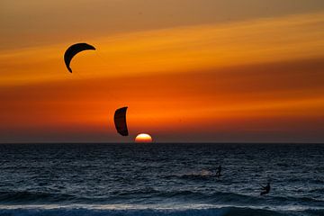Kitesurfen bij zonsondergang van Stef Wingens