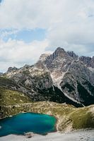 Bergsee, umgeben von den wunderschönen schroffen Bergen und spitzen Felsen der Dolomiten - Italien