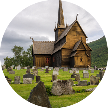 Houten staafkerk met kerkhof in Lom, Noorwegen van iPics Photography