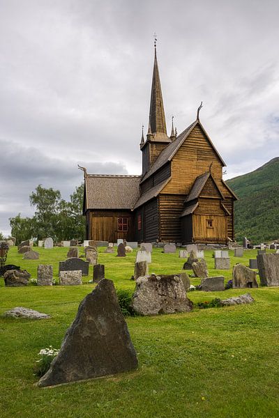 Houten staafkerk met kerkhof in Lom, Noorwegen van iPics Photography