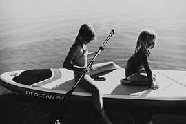 Children on the sup, during a warm summer evening | black and white print by Linn Fotografie