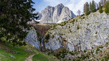 Waterval en uitzicht op bergen van Wilder Kaiser in Oostenrijk