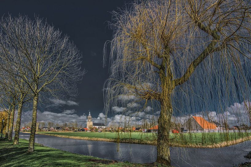 Zicht op Dronrijp in Friesland door jong ontluikende bomen in het voorjaar par Harrie Muis