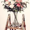 Vase avec de belles fleurs sur un escalier en bois II sur Miranda van Hulst