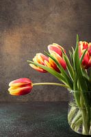 Rood geel tulpen in glazen vaas
