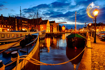 Zonsondergang over de Thorbeckegracht in Zwolle, Overijssel