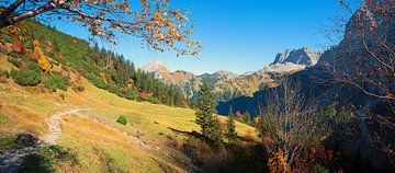 herfstlandschap karwendelgebergte met wandelpad van SusaZoom