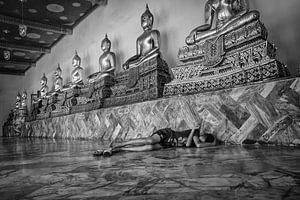 BANGKOK, THAILAND, 7. Dezember 2015 - Schlafender Junge im buddhistischen Tempel. Ein ruhiger und si von Wout Kok