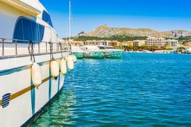 Jachthaven bij de baai van Alcudia op het eiland Mallorca, Spanje Middellandse Zee van Alex Winter