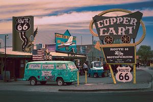Route 66, vieille voiture et panneaux publicitaires