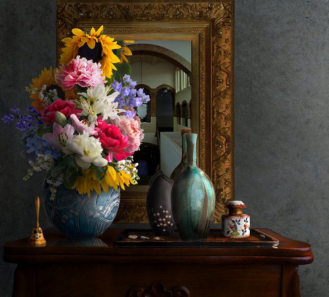 Stillleben mit Blumen und Spiegel von Marijke van Loon