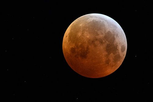 Volle maan, bloedmaan, supermond aan de nachtelijke hemel samen met fonkelende sterren boven Europa,