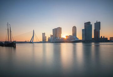 Sunrise at cruiseterminal Rotterdam van Ilya Korzelius