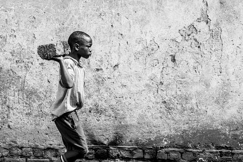 Het is hard werken om te overleven in de sloppenwijken van Oeganda