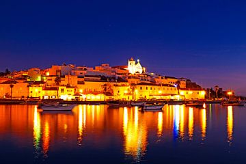 Ferragudo bij nacht - een typisch middeleeuws stadje in de Algarve Portugal von Eye on You