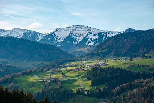 Lente-uitzicht op de Hochgrat en Steibis bij Oberstaufen
