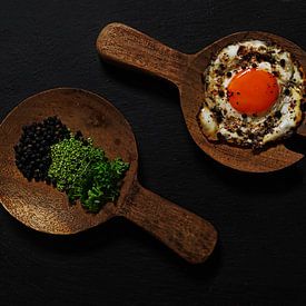 Nature morte avec œuf au plat, persil et grains de poivre. sur Saskia Dingemans Awarded Photographer