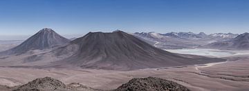 Randonnée volcanique au Chili avec vue sur le Licancabur, qui culmine à plus de 5 900 mètres.