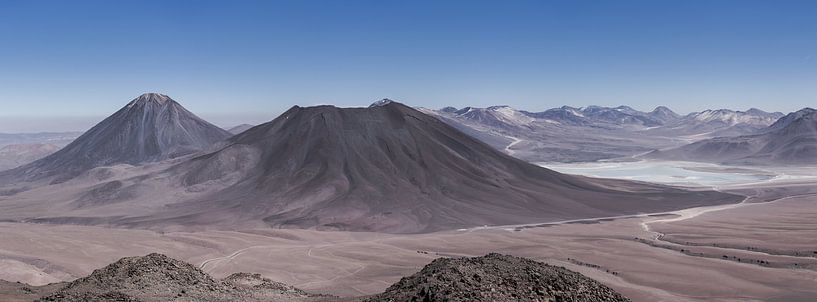 Randonnée volcanique au Chili avec vue sur le Licancabur, qui culmine à plus de 5 900 mètres. par Shanti Hesse