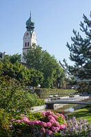 Riedergarten met de parochiekerk van St. Nicholas , Rosenheim