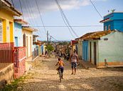 Bunte Häuser in den Straßen von Trinidad, Kuba von Teun Janssen Miniaturansicht