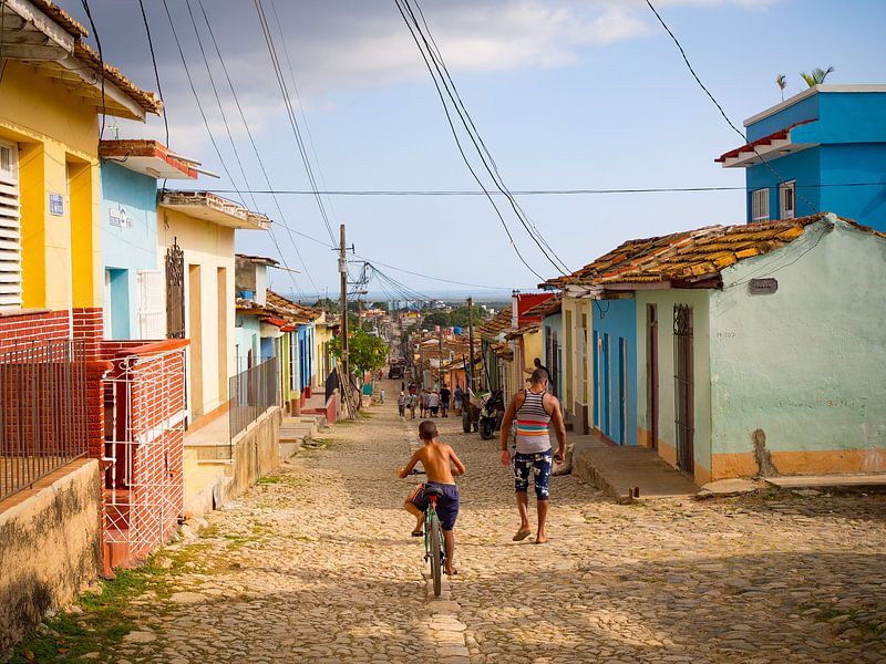 Des maisons colorées dans les rues de Trinidad, Cuba par Teun Janssen
