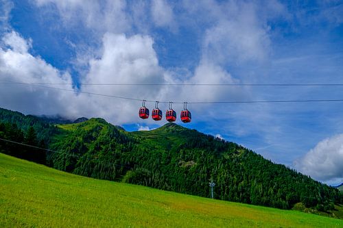 Almenwiese mit der Roten Gondelbahn – Sommerliches Bergpanorama in Österreich