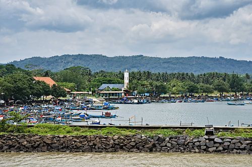 De haven van Pangandaran en zijn kleurrijke vissersboten