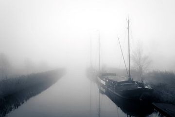 Hausboote im Nebel