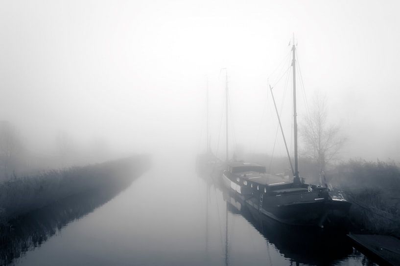 Hausboote im Nebel von Jan van der Knaap